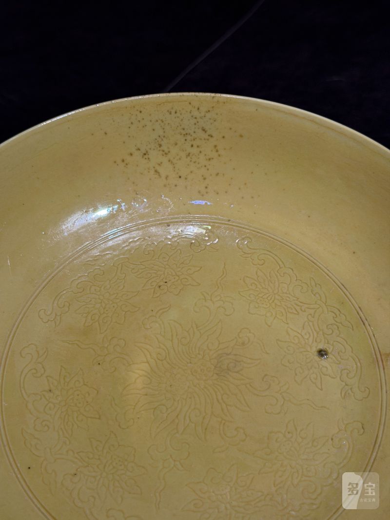 清雍正 黄地暗刻并蒂莲花纹盘一对 - 图30